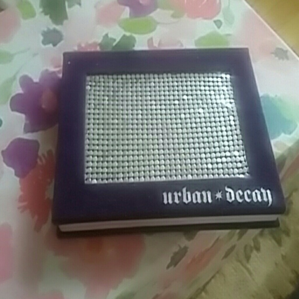Eyeshadow - Picture 2 of 3